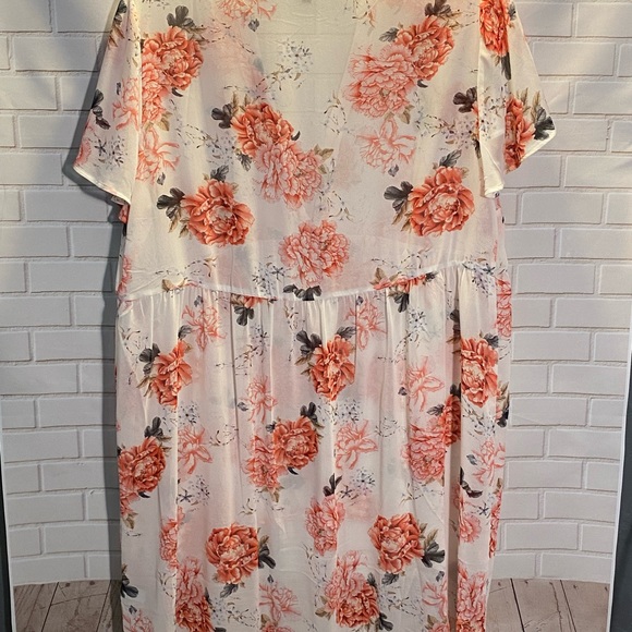 Torrid used size 2x white floral high/low blouse - Picture 2 of 4